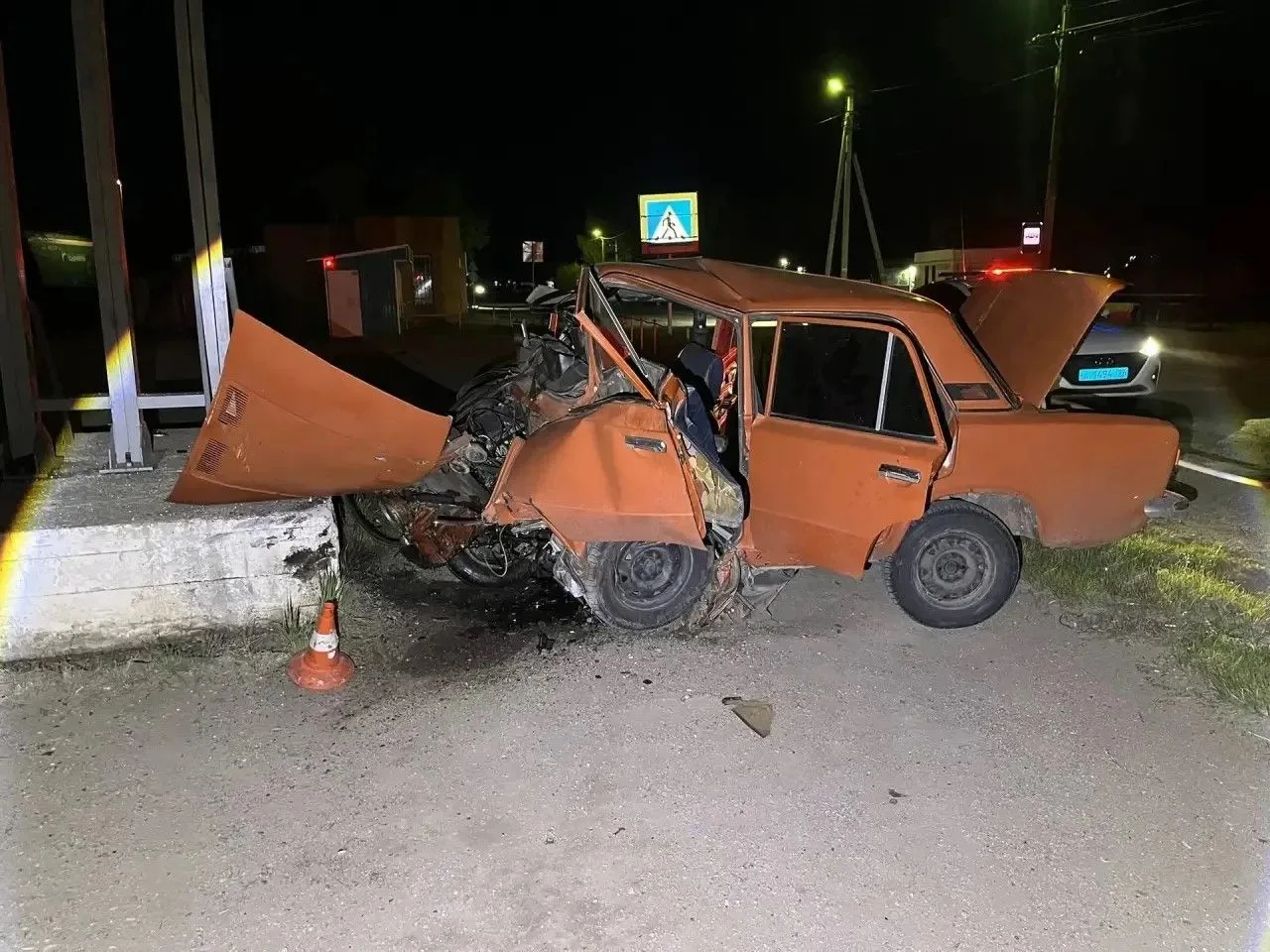 ❗️Пьяный бесправник протаранил бетонную конструкцию в Ширинском районе, 21-летний парень за рулем ВА