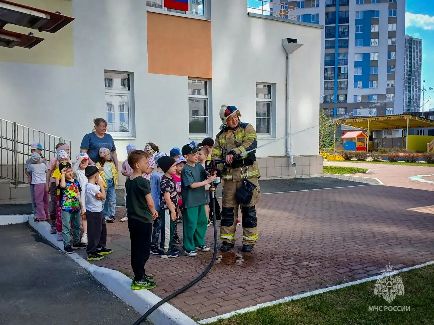 🚒Огнеборцы в гостях у малышей: праздник безопасности в детском саду № 119  Сотрудники 105-й пожарно-