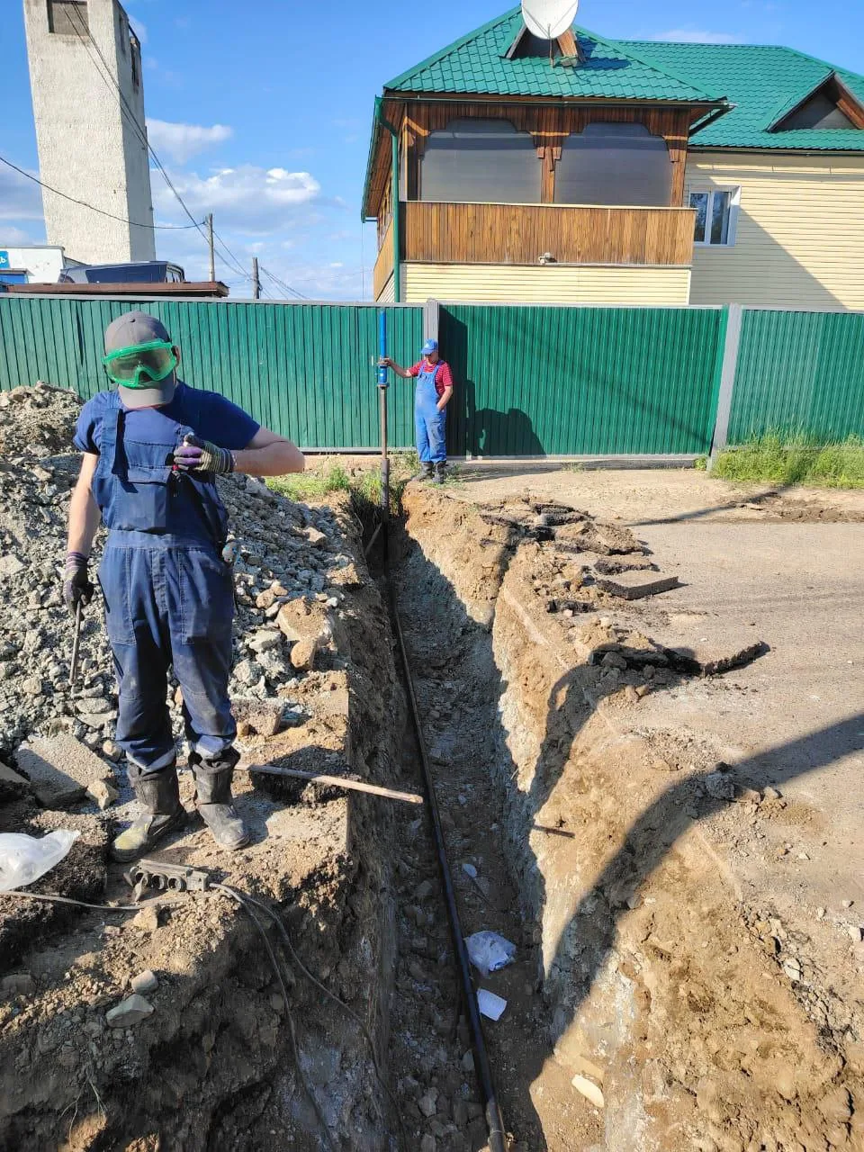 В связи с необходимостью проведения земляных работ по газификации жилых домов согласно программе соц