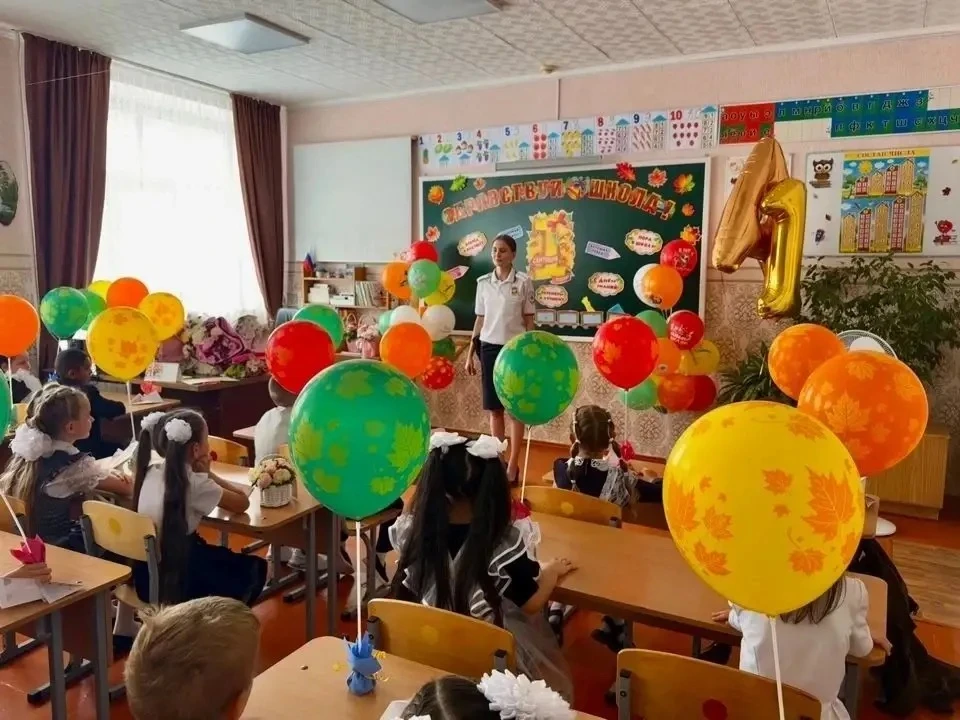 В День знаний сотрудники отделения Госавтоинспекции по Гиагинскому району посетили школ...
