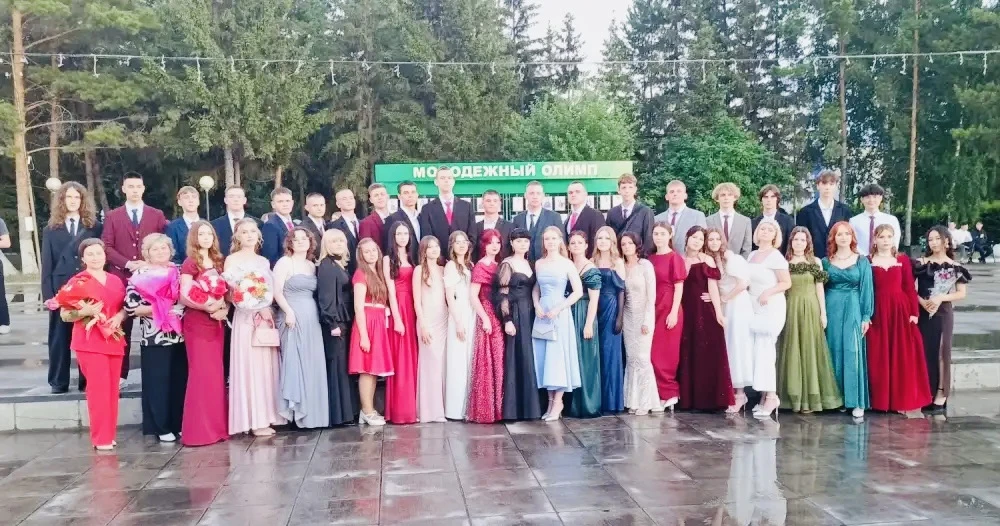 В прекрасное далеко мы начинаем путь: в Краснозерском лицее №2 чествовали выпускников.

26.06.2026 в