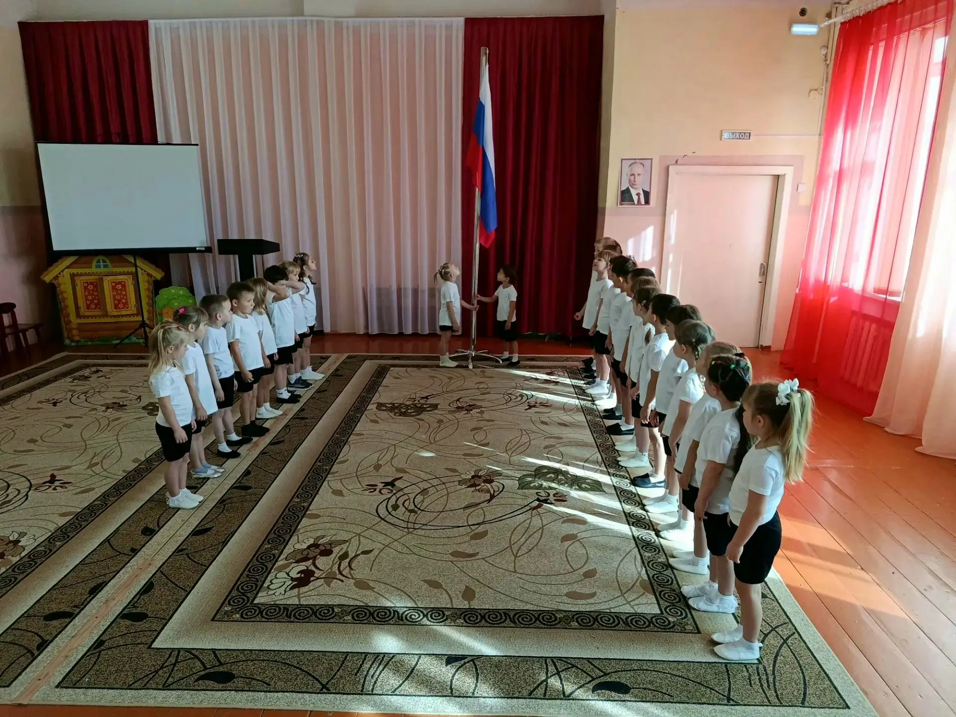 🇷🇺 «Новая неделя в нашем саду началась торжественно! Воспитанники старших групп приня...