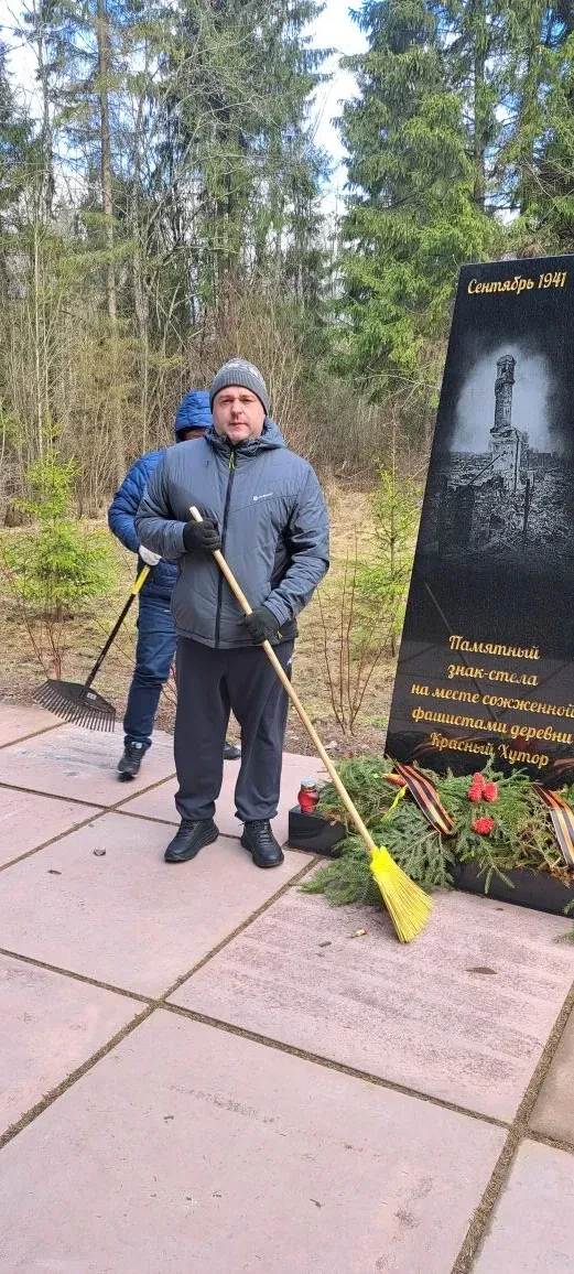 Наша память — в наших делах   Сегодня сотрудники Тихвинского отделения «РКС-энерго» навели порядок у