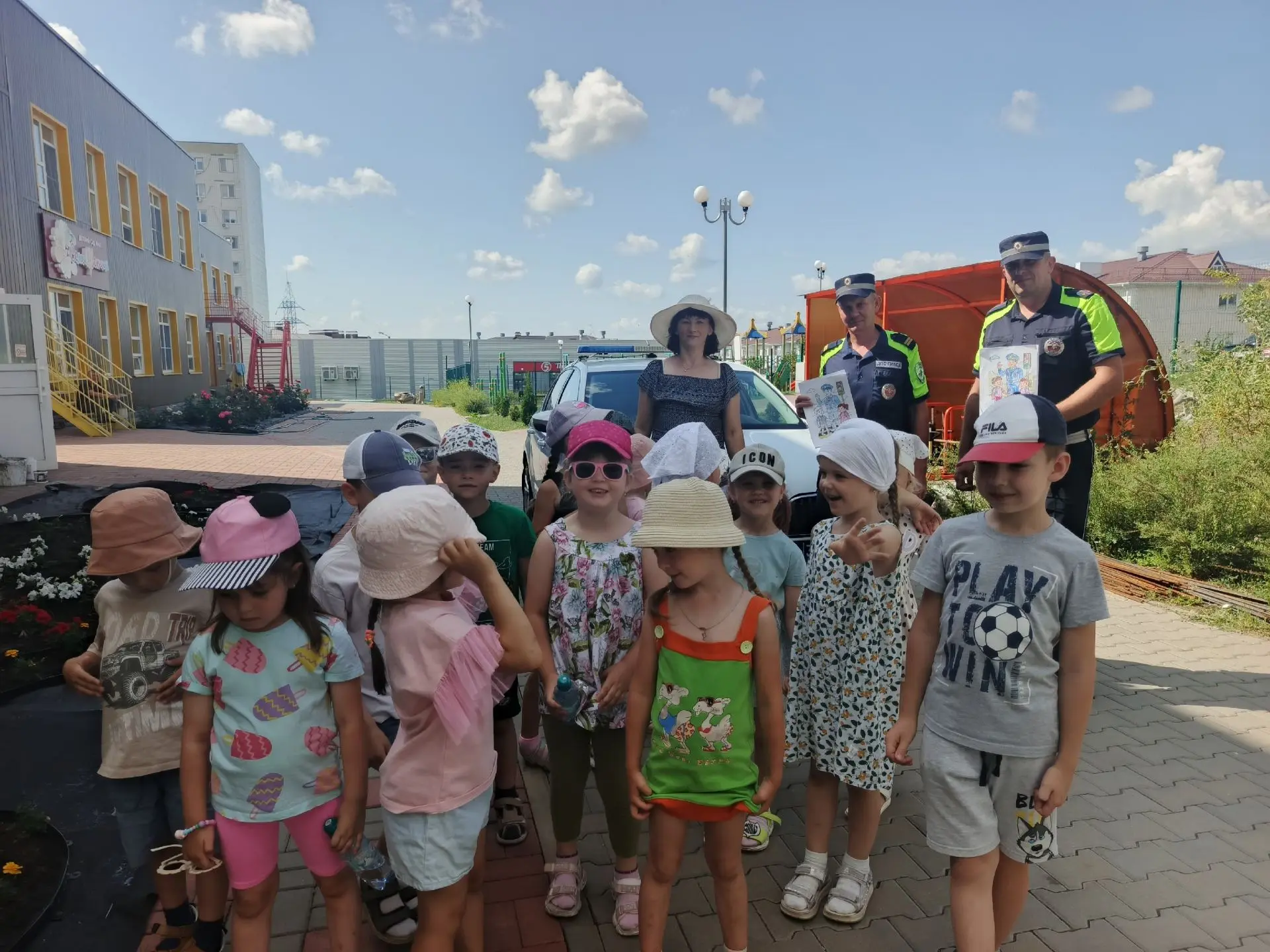 В преддверии важного дня — Дня ГИБДД! — в гости к ребятам из подготовительной группы «З...