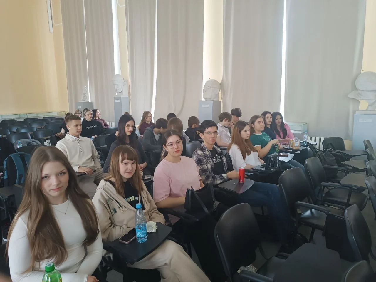 💼 Погружение в мир предпринимательства  📈 Во время каникул учащиеся предпринимательского 10-А класса