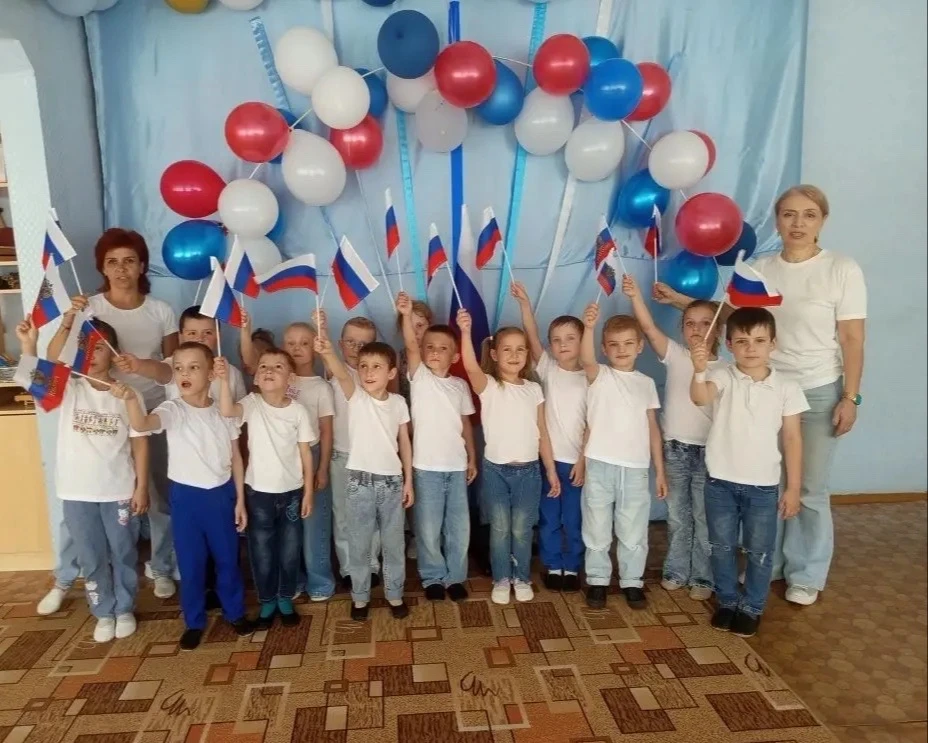 Сегодня в здании 5 МБОУ ЦО №83 царила атмосфера праздника,посвящённого Дню России. 
Цель: создать эм