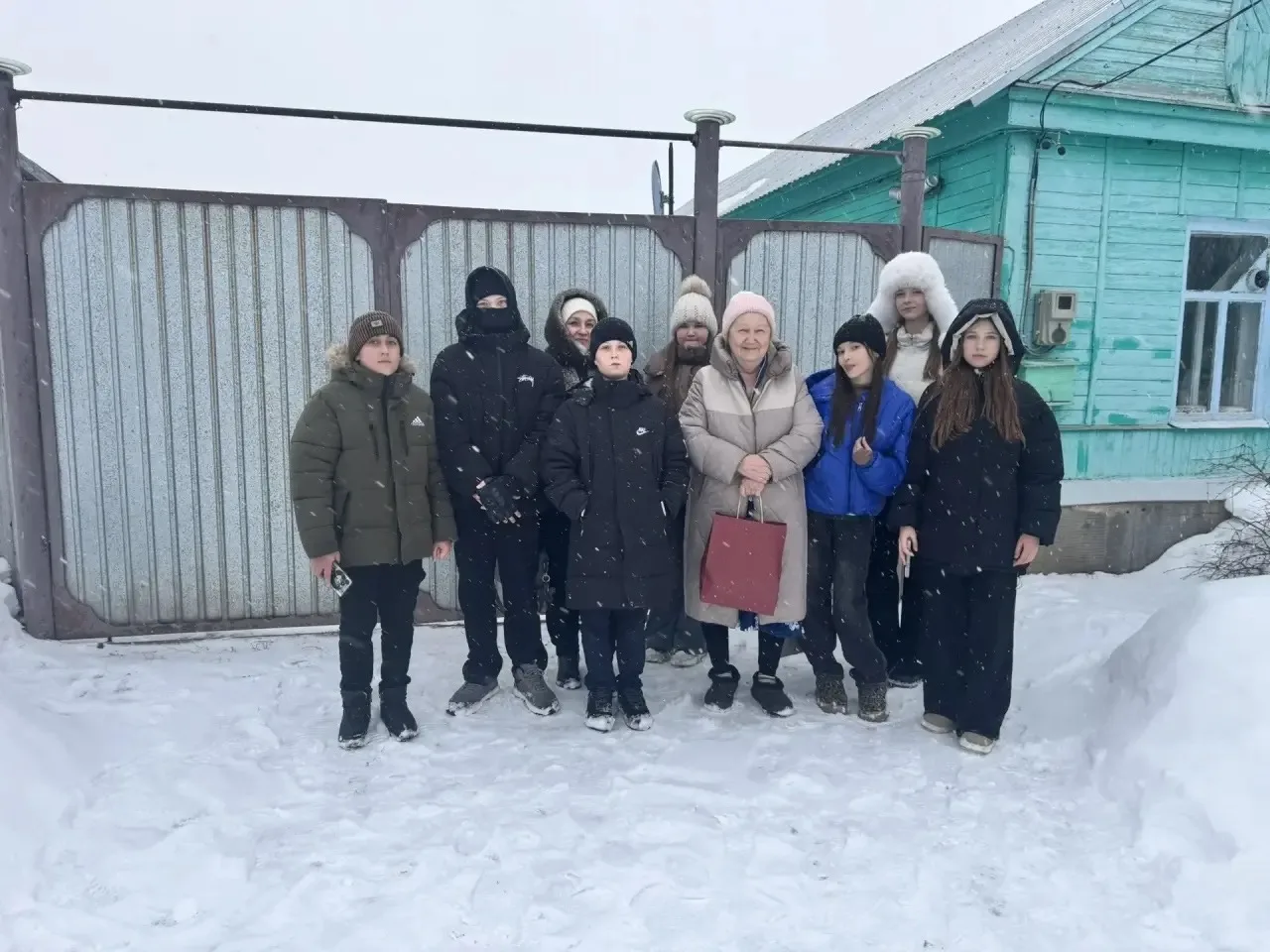 🌸 6 марта ученики 6в класса с огромным уважением и теплотой посетили на дому ветерана педагогическог