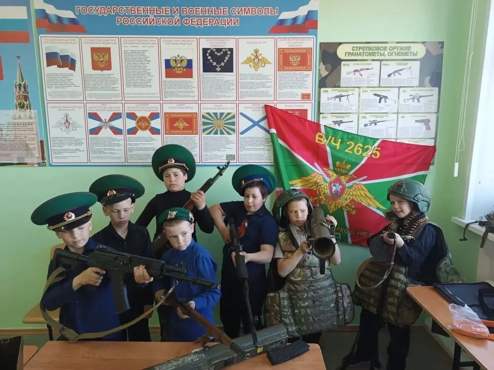 🛡️ В Бердюжской школе продолжается выставка вооружения и экипировки, организованная местным отделени