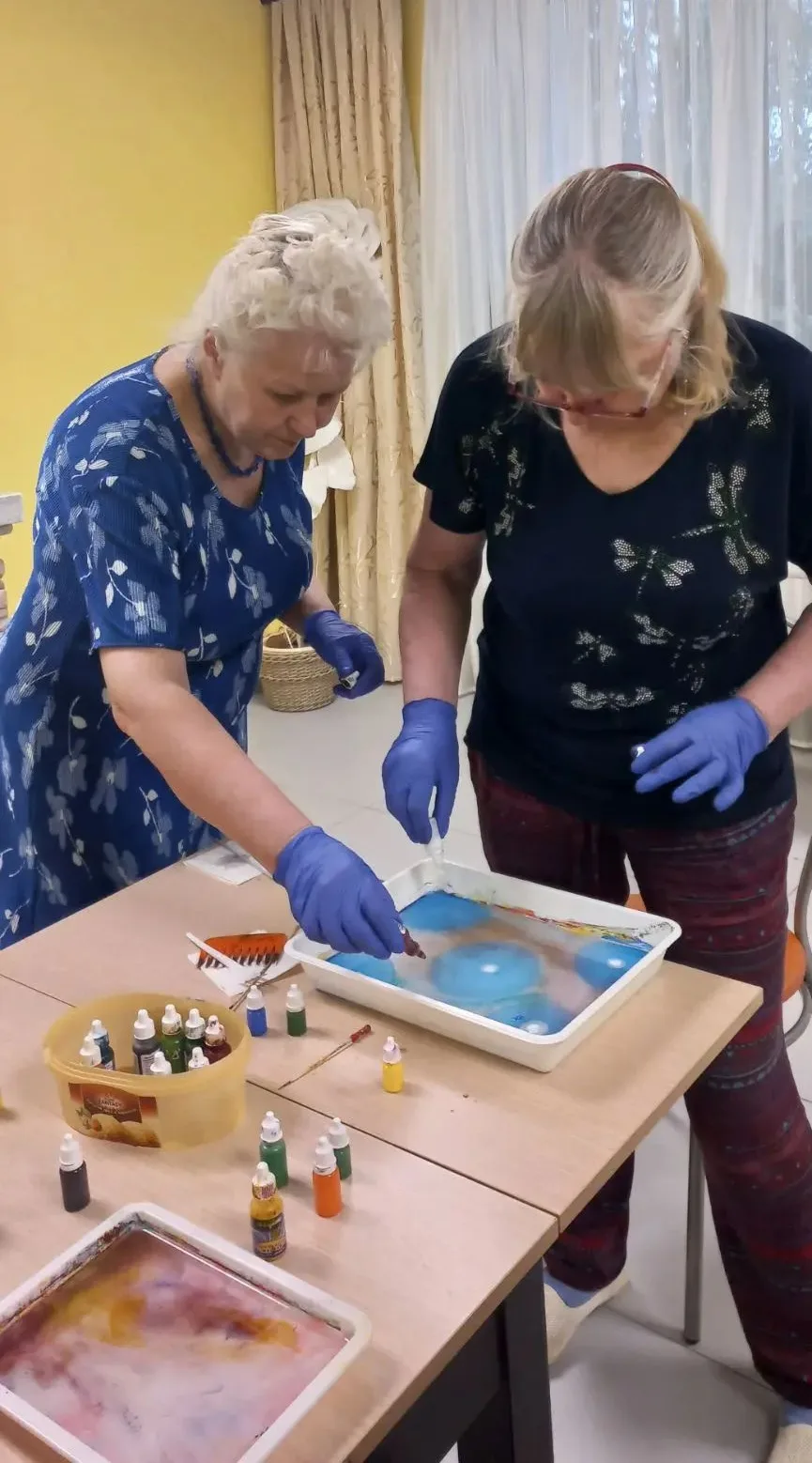 Искусство на воде: как танец красок подарил радость и спокойствие 👩‍🎨