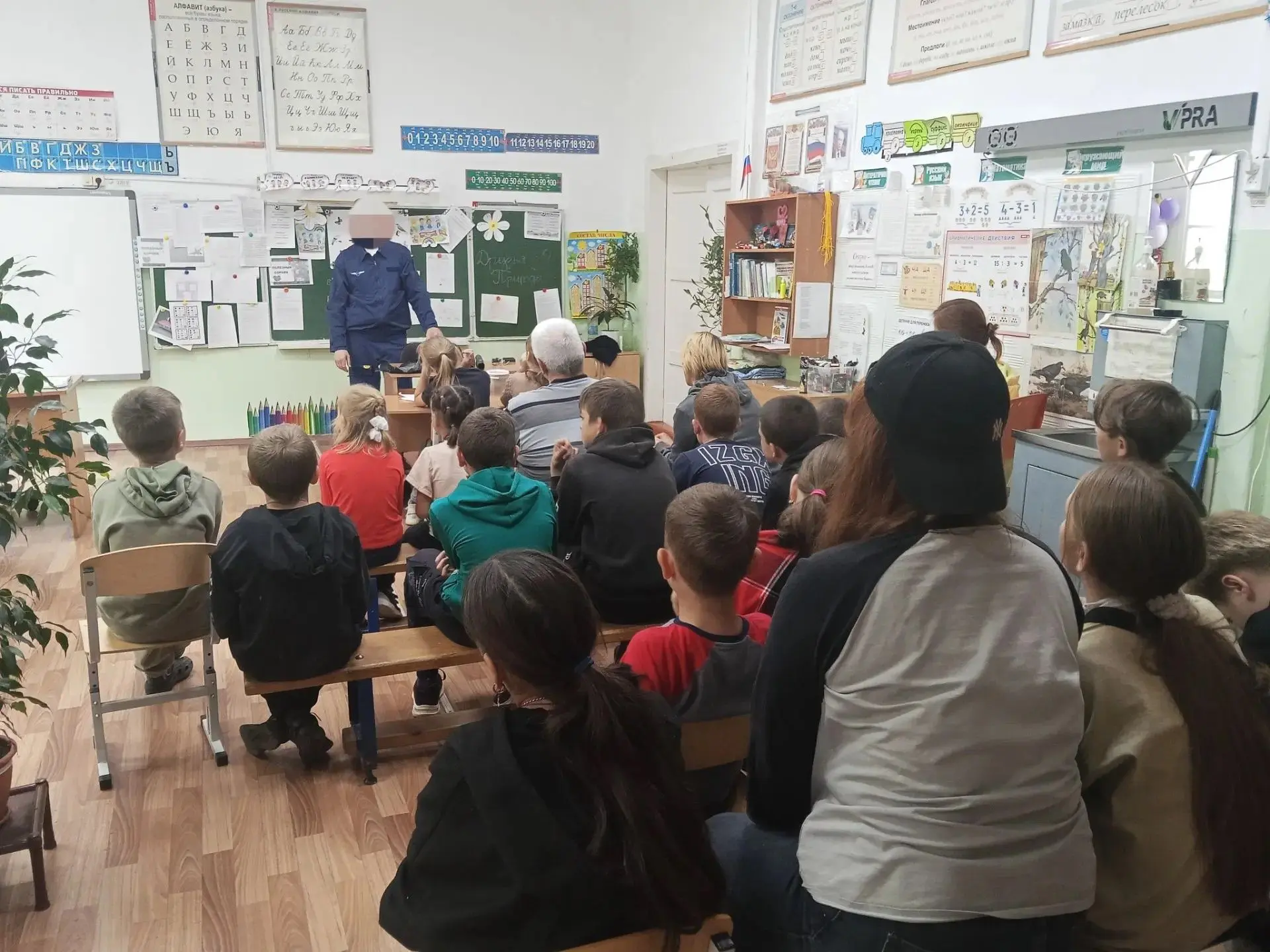 Встреча с другом школы 🤝🇷🇺Сегодня к нам в школу пришёл наш старый добрый друг, который ежегодно н
