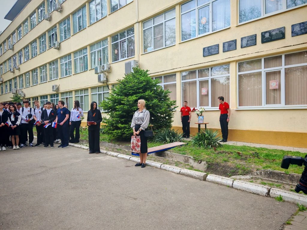 В школе №4 им. В.М. Евскина почтили память героя-выпускника: открытие Парты, мемориальной доски, Алл