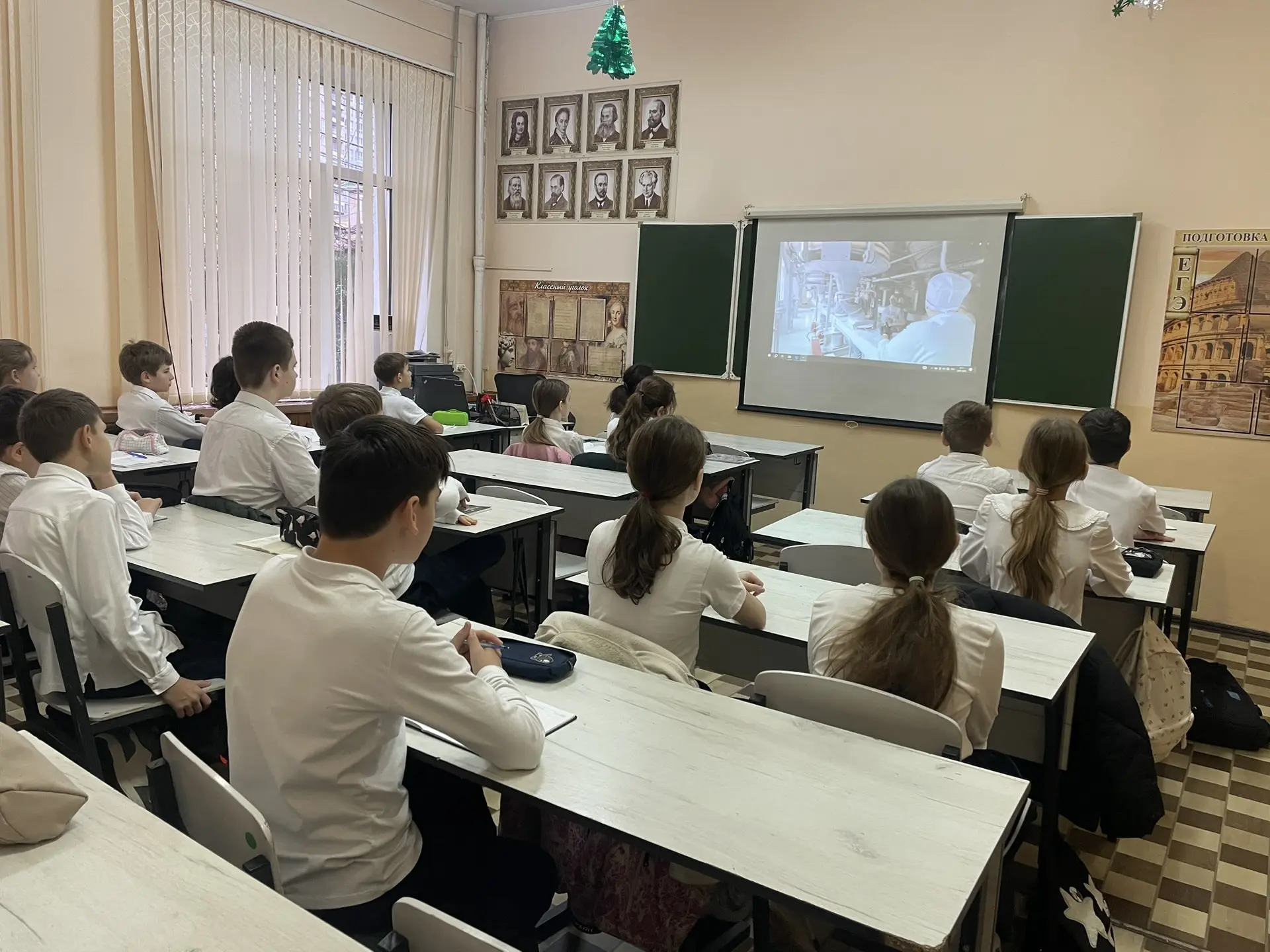 🌟 Неделя в нашей школе началась ярко! 🌟  Сегодня понедельник, и, как всегда, мы стартовали с традици