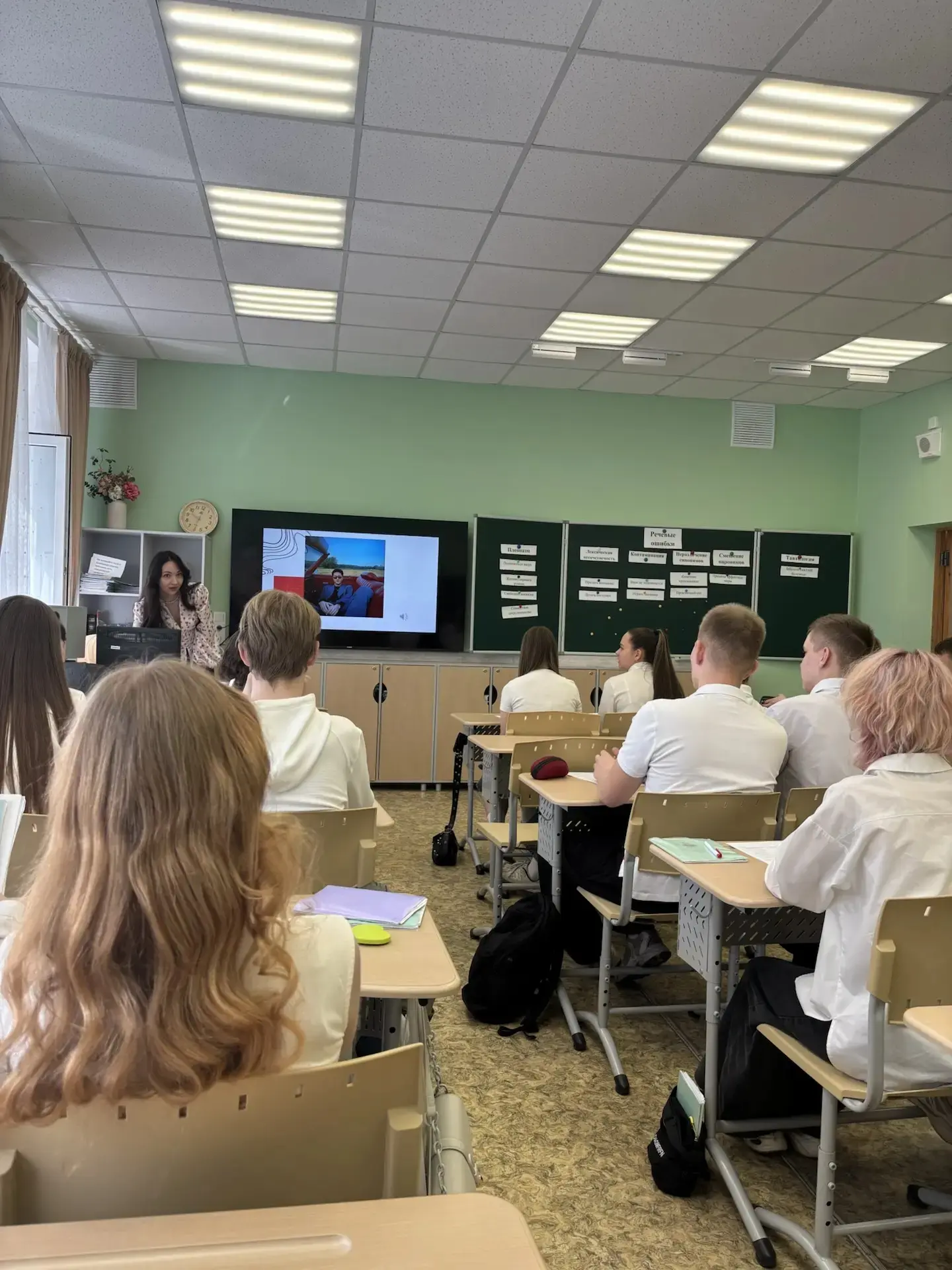 Сегодня в 10 «А» классе прошёл открытый урок на увлекательную тему «Языковые нормы». Ребята вместе с