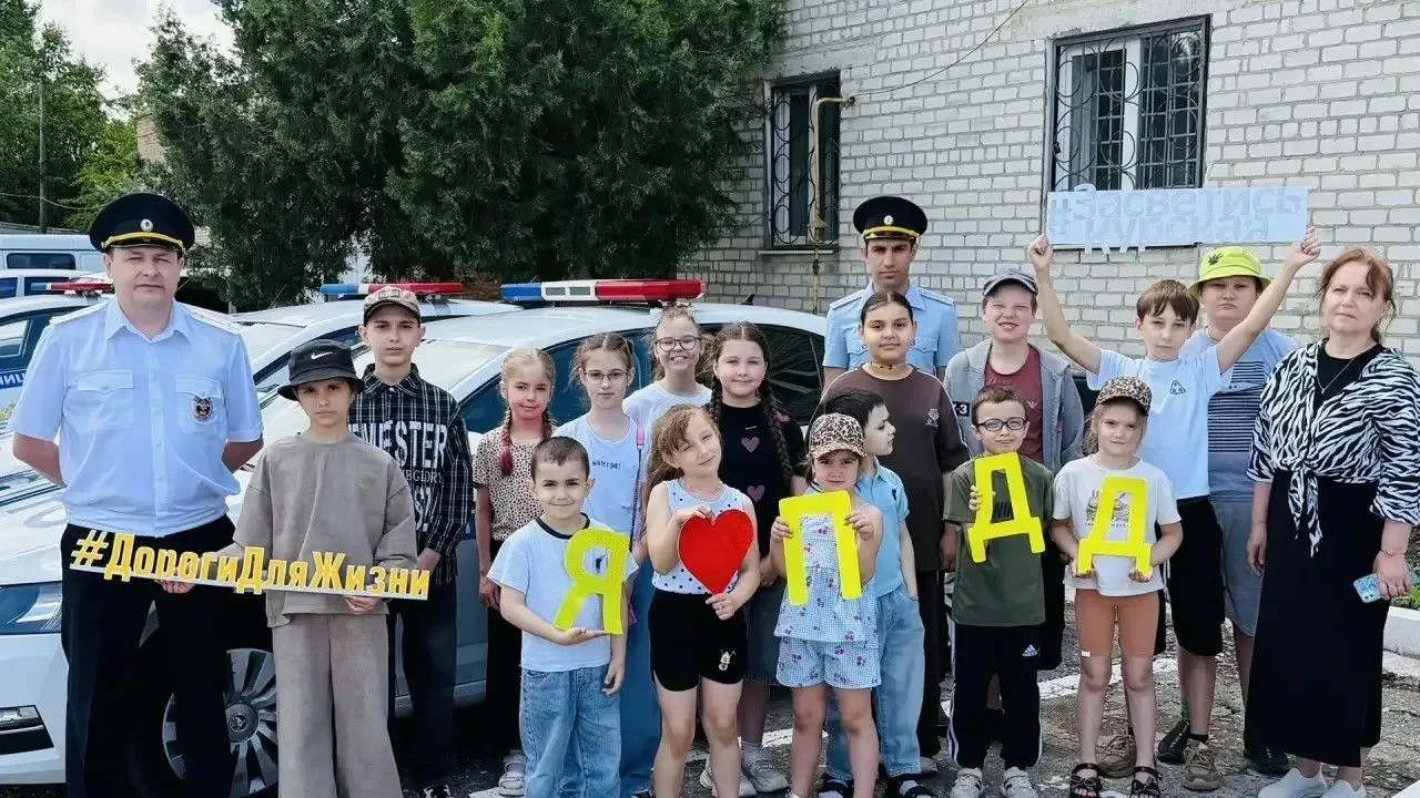 🚓 Важный урок на каникулах: ребята в гостях у Госавтоинспекции!
Лето — это не только отдых, но и вр