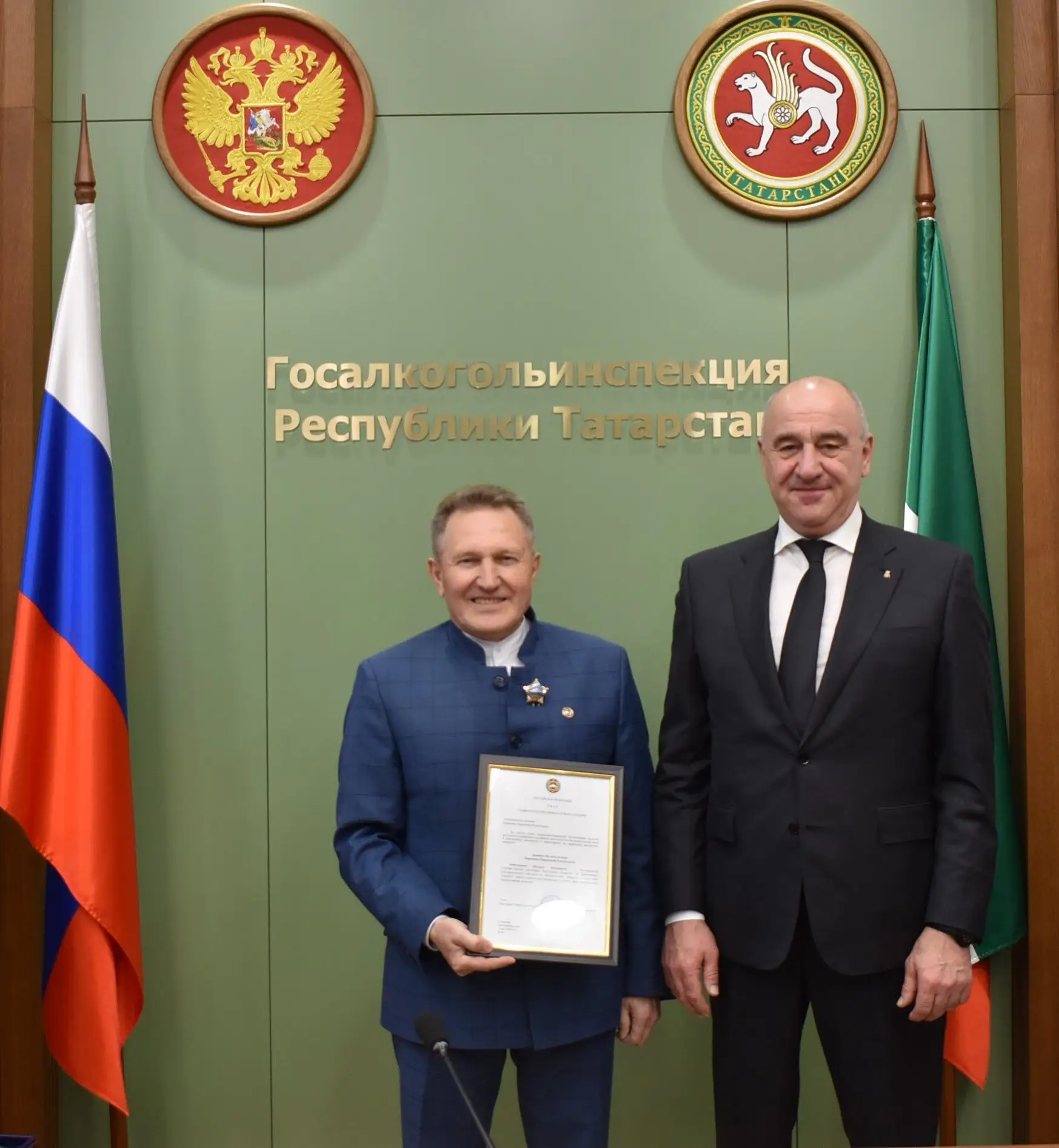 Глава Карачаево-Черкесии наградил руководителя Госалкогольинспекции РТ