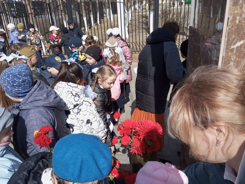 Сегодня возле памятника маршала Конева прошла торжественная линейка среди 1 классов, посвященная 9 М