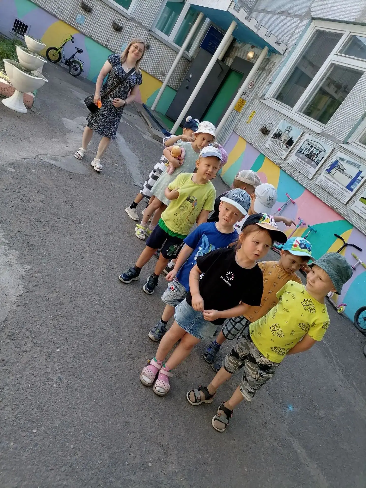 Прогулки на свежем воздухе — важнейшая часть дня в нашем детском саду, даже когда на улице жарко, од