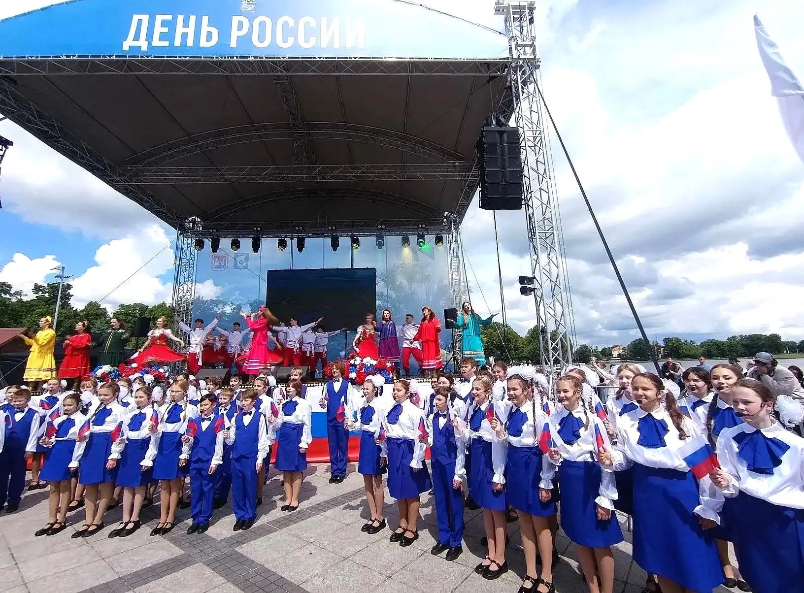 Хор 57-й школы выступил на главной сцене у Верхнего озера вместе с ведущим театром региона
Воспитанн