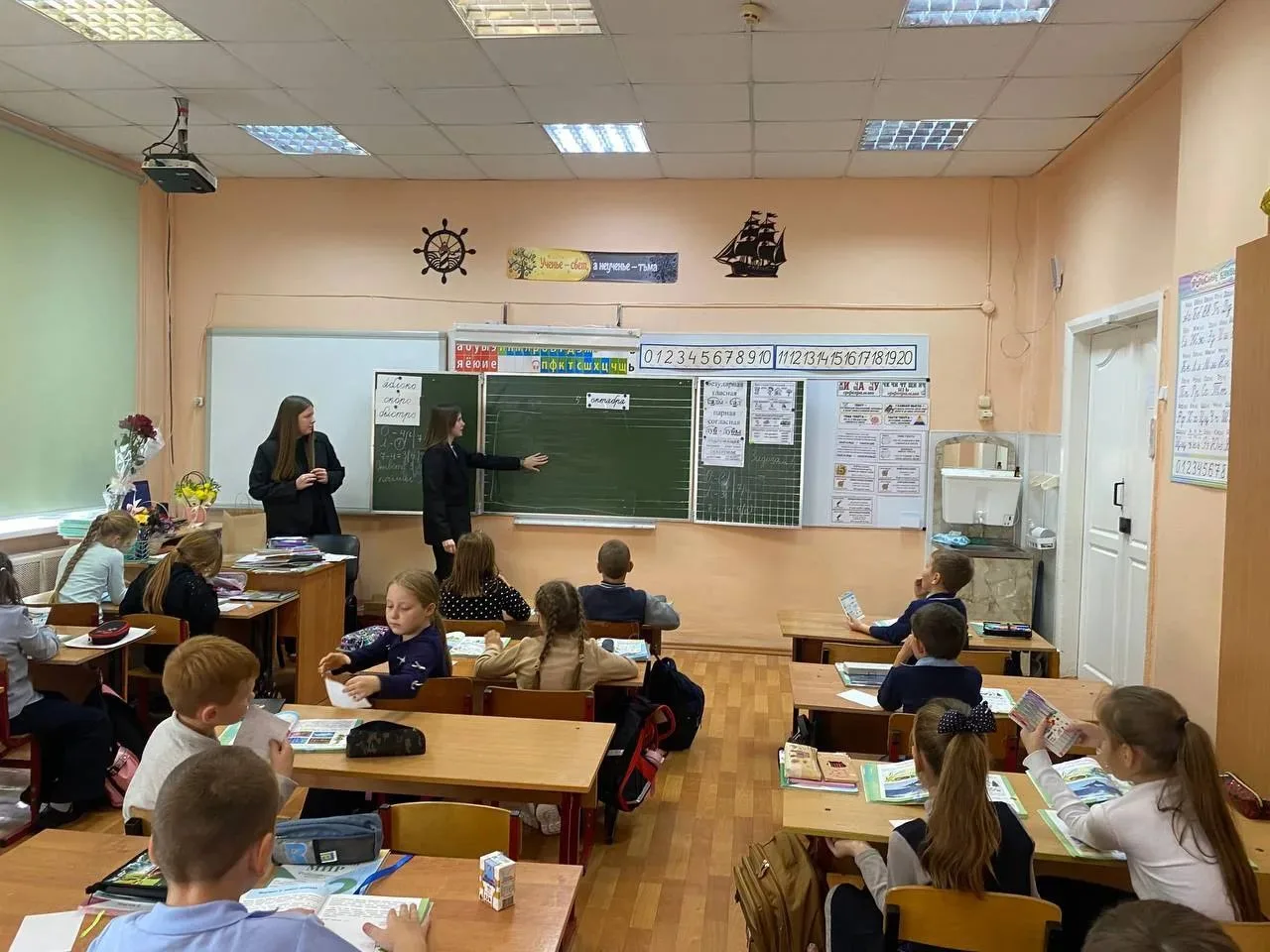 ✨ Когда активисты становятся наставниками: День учителя во  2 «А»!