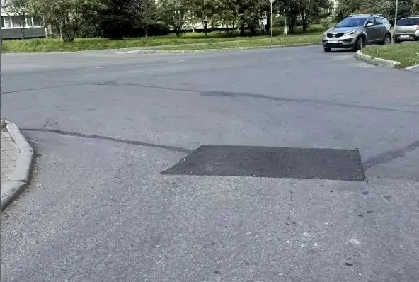 Яма у дома на Лососинском шоссе в Петрозаводске исчезла после жалобы