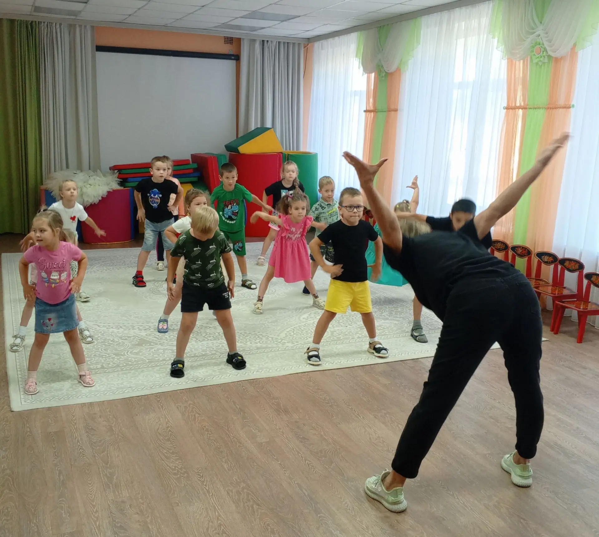 «Утренняя зарядка в детском саду: что делают дети каждый день»: