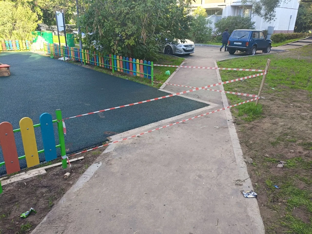 На детской площадке у дома 42 на Новочеркасском бульваре проход перекрыт строительной л...
