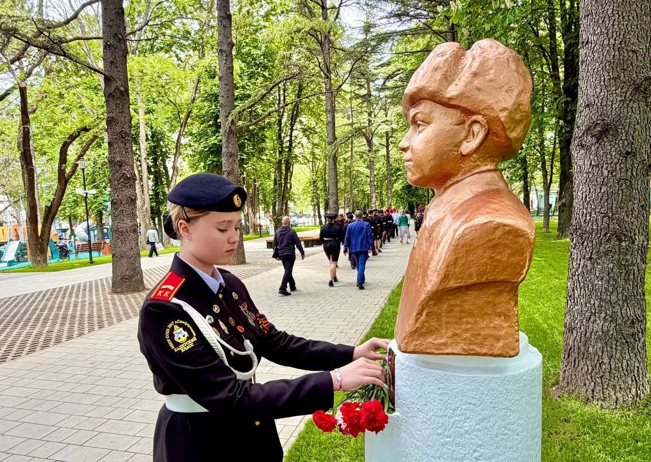 🟢Новую стеллу открыли на Аллее пионеров-героев в Симферополе  В Детском парке в День пионерии появил