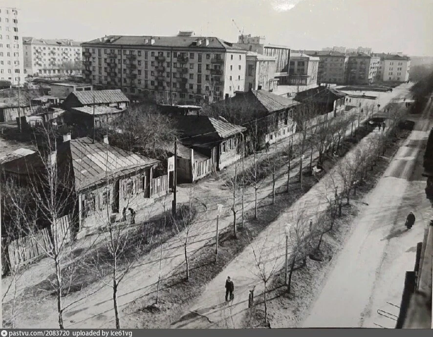 Карла Маркса улица, на заднем плане заметен Дворец культуры машиностроителей, 1975 год