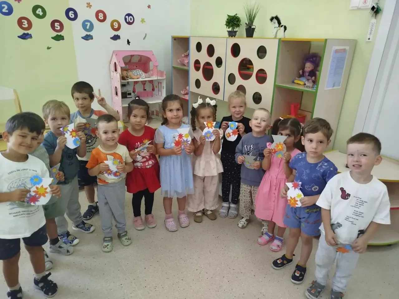 В дошкольных группах  #Вселенной338 новые открытия!

✔️На беседе «Такая разная бумага» ребята узнали