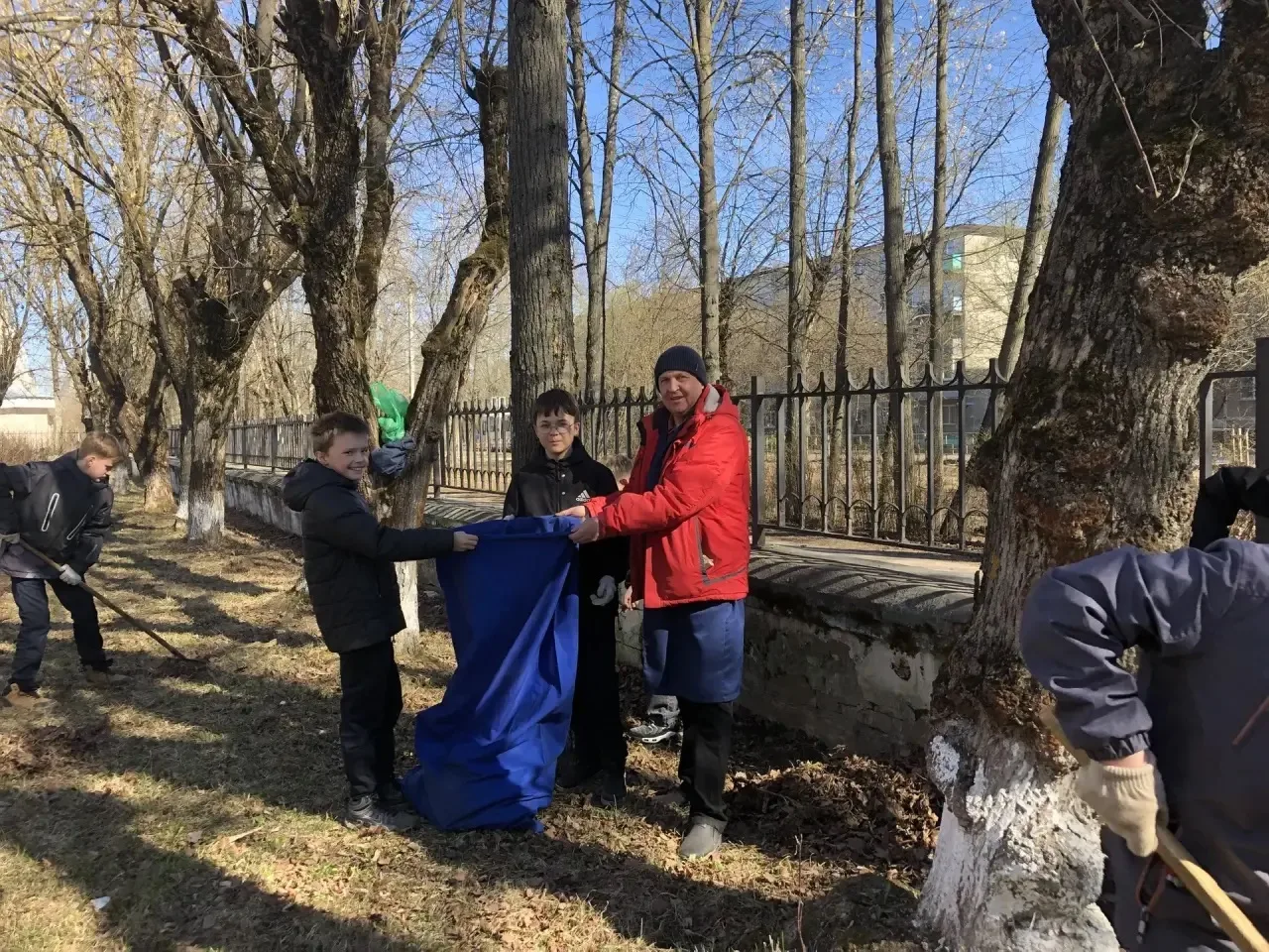 🌱 Весна — время перемен! С приходом тепла в нашей школе стартовал традиционный сезон уборки территор