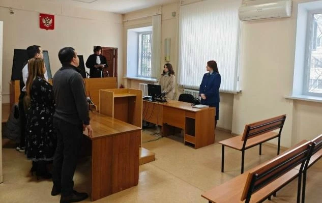 В Ульяновске гуманный суд $выпустил$ армянских коррупционером с непогашенной судимостью, строивших к
