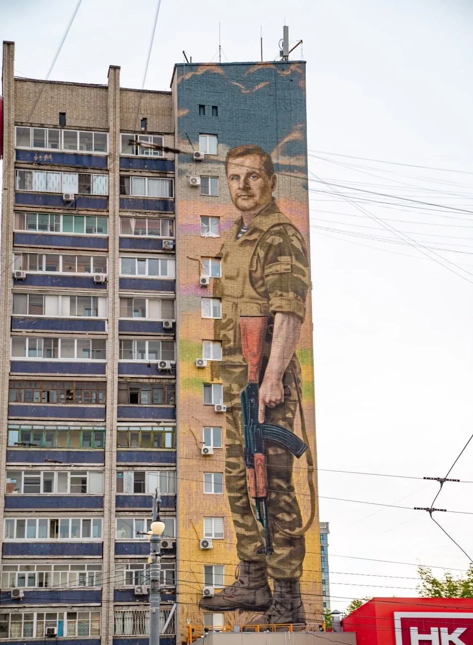 В Хабаровске открыли мурал в честь Героя России Владимира Шатова

У железнодорожного вокзала Хабаров