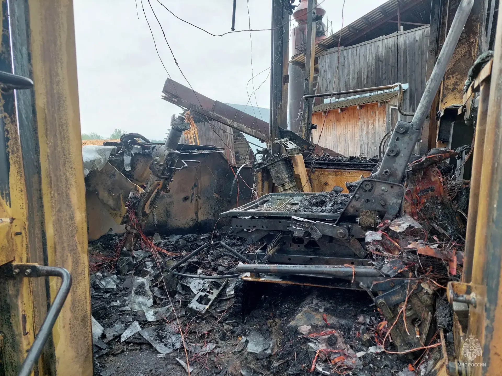 🚒 В Себежском районе сгорел погрузчик Volvo  18 мая в 10:29 в Себеже на улице Первомайской произошло
