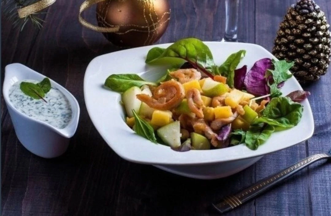 Теплый салат с курицей

Ингредиенты: 
 Филе куриной грудки — 400 гр.
 Лук — 1 шт. 
 Отварной картофе