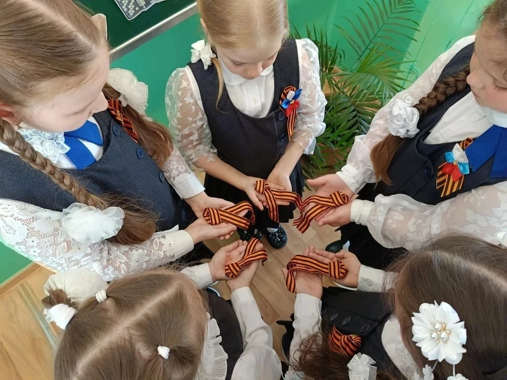 Сегодня в 1 "В" классе  в  рамках Всероссийского урока памяти прошло занятие 🎗️ "Георгиевская лента 