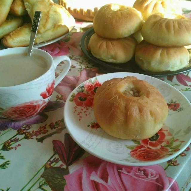 Ит пәрәмәче

Камыр өчен: 1 йомырка, 1/4 стакан шикәр комы, 1 ч.к. тоз, 1/4 чи чүпрә яки 1а.к коры чү