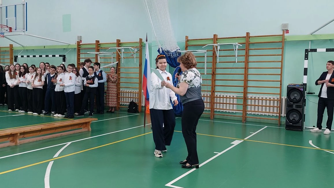 💫Традиционно, по понедельникам учебный день начинается с церемонии выноса государственного флага Рос