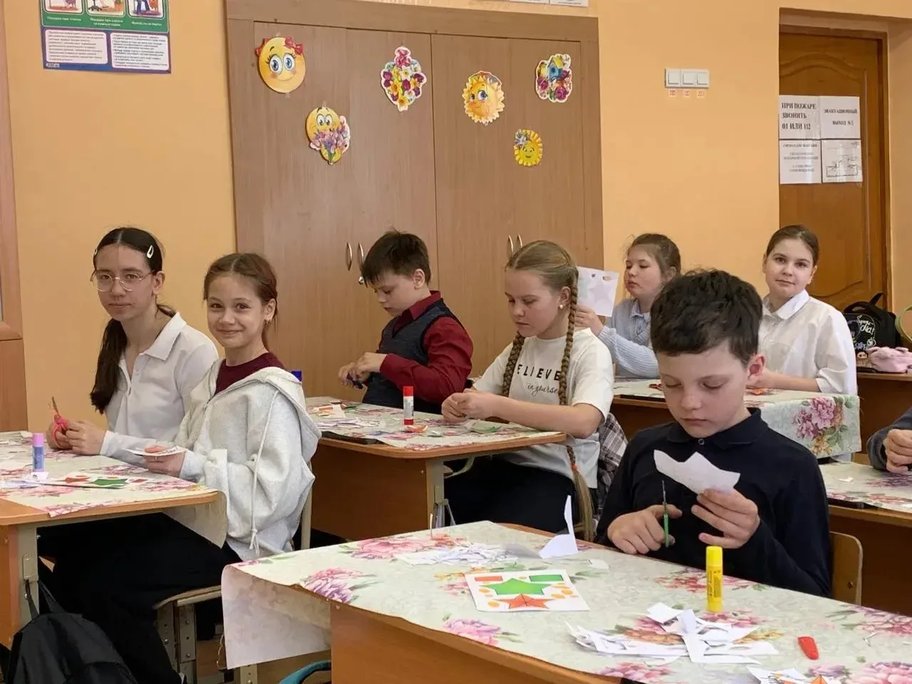 Учащиеся 4 "Б" класса написали письма для солдат СВО. Ребята поздравили наших земляков с Днём Победы