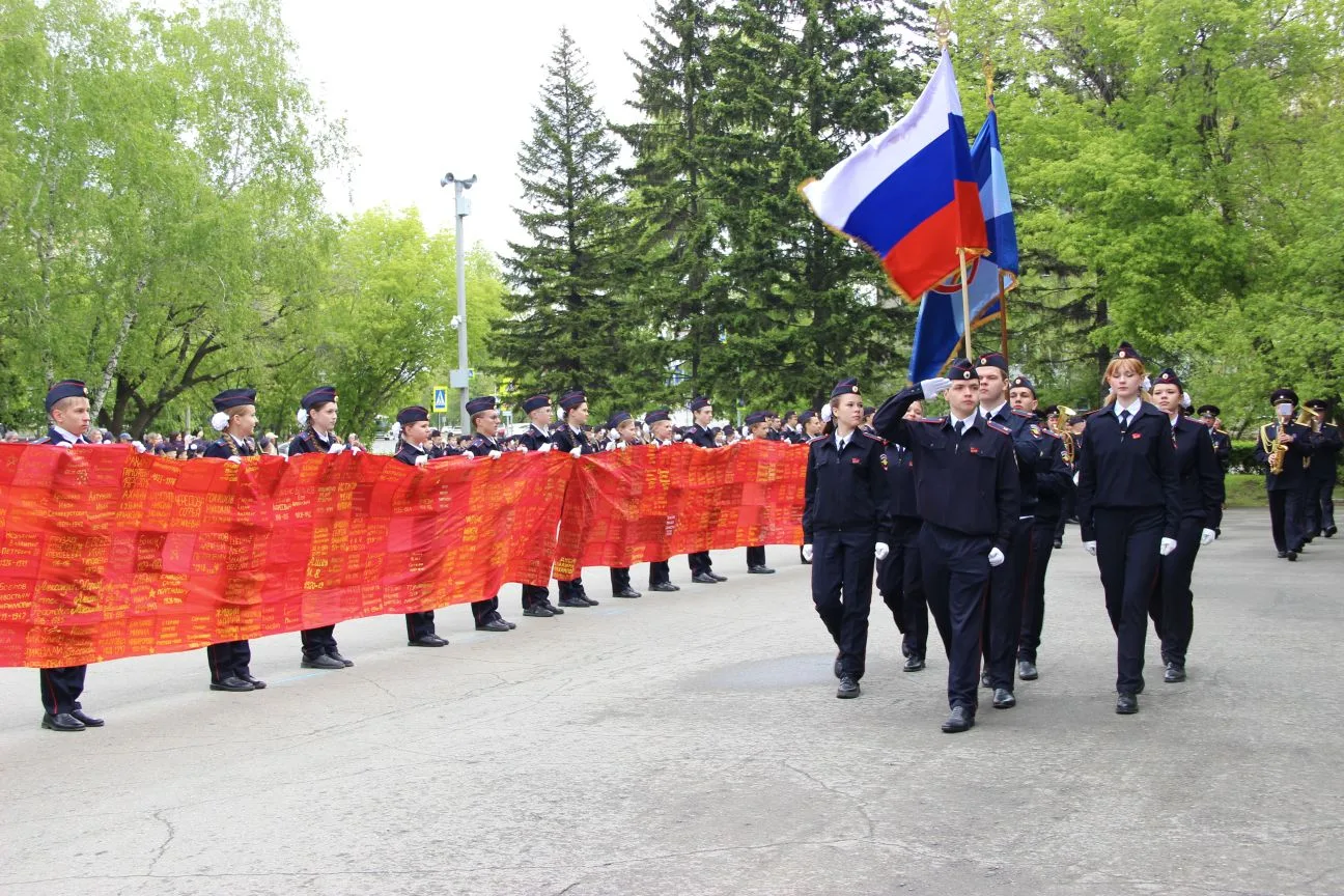 🇷🇺 «Здесь готовят будущих защитников»: в Барнауле прошёл «Кадетский марш» правоохранительных классов
