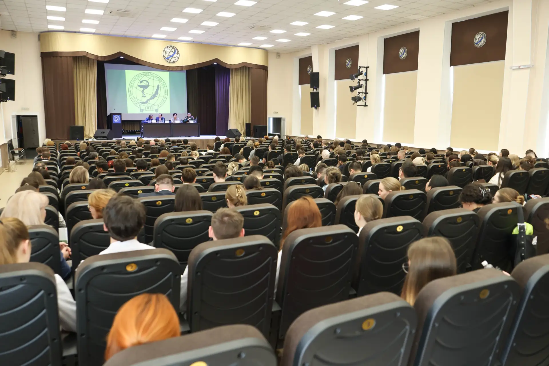 🎓От ординатуры до военной медицины: ярмарка вакансий прошла в ИГМУ.  Совсем скоро перед студентами у