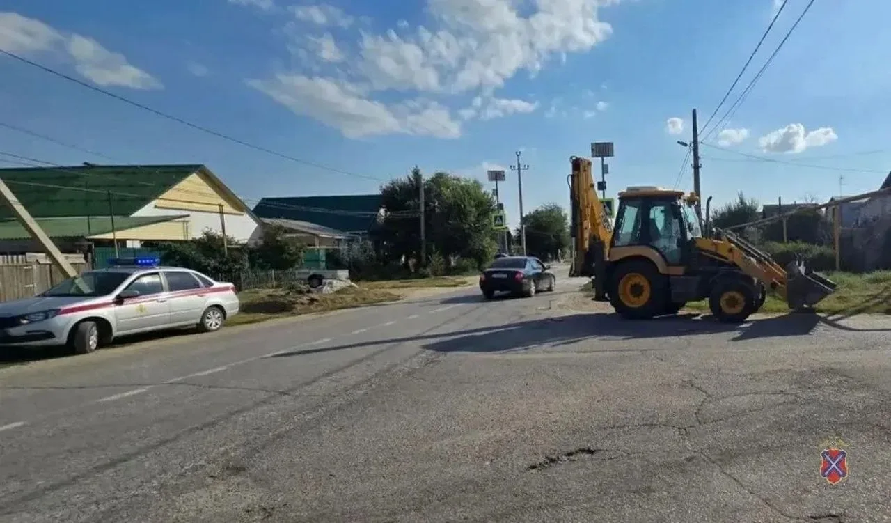 ❗️Экскаватор-погрузчик столкнулся с мотоциклом под Волгоградом