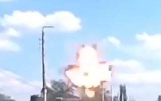⚡️Вражеский дрон врезался в столб, преследуя транспорт на одной из дорог ЛНР.