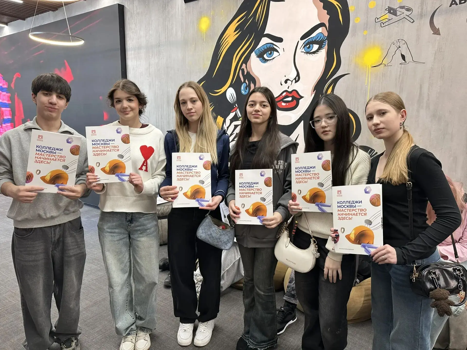 🧑 Наши девятиклассники из 9 "И", 9 "Л" и 9 "Т" классов совершили познавательную экскурсию в Центр «П
