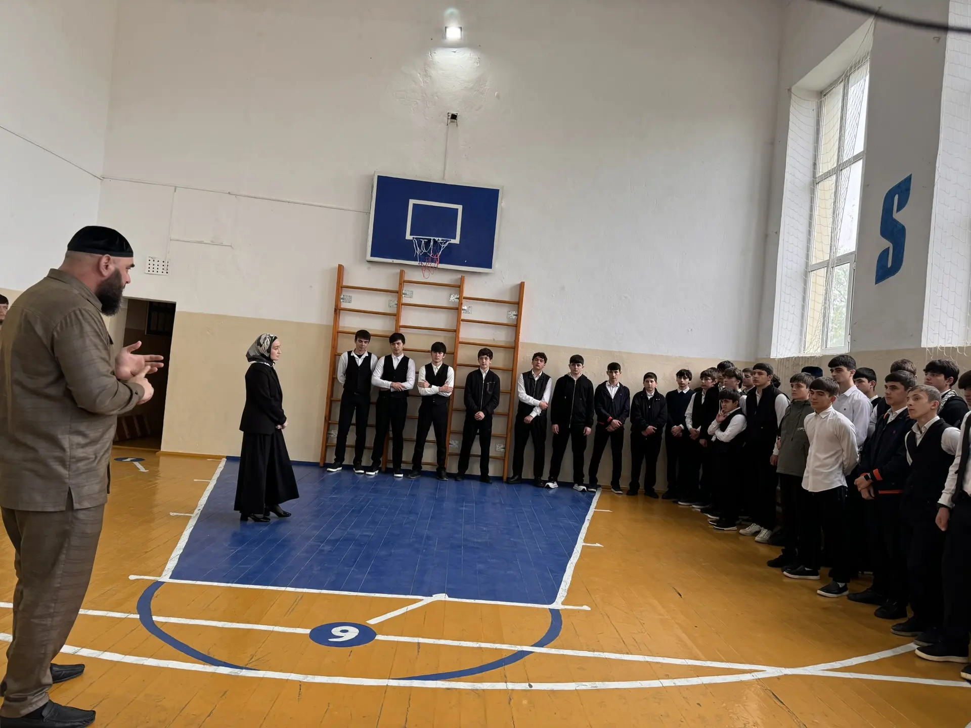 Перед каникулами заместитель директора по духовно-нравственному воспитанию провел бесед...