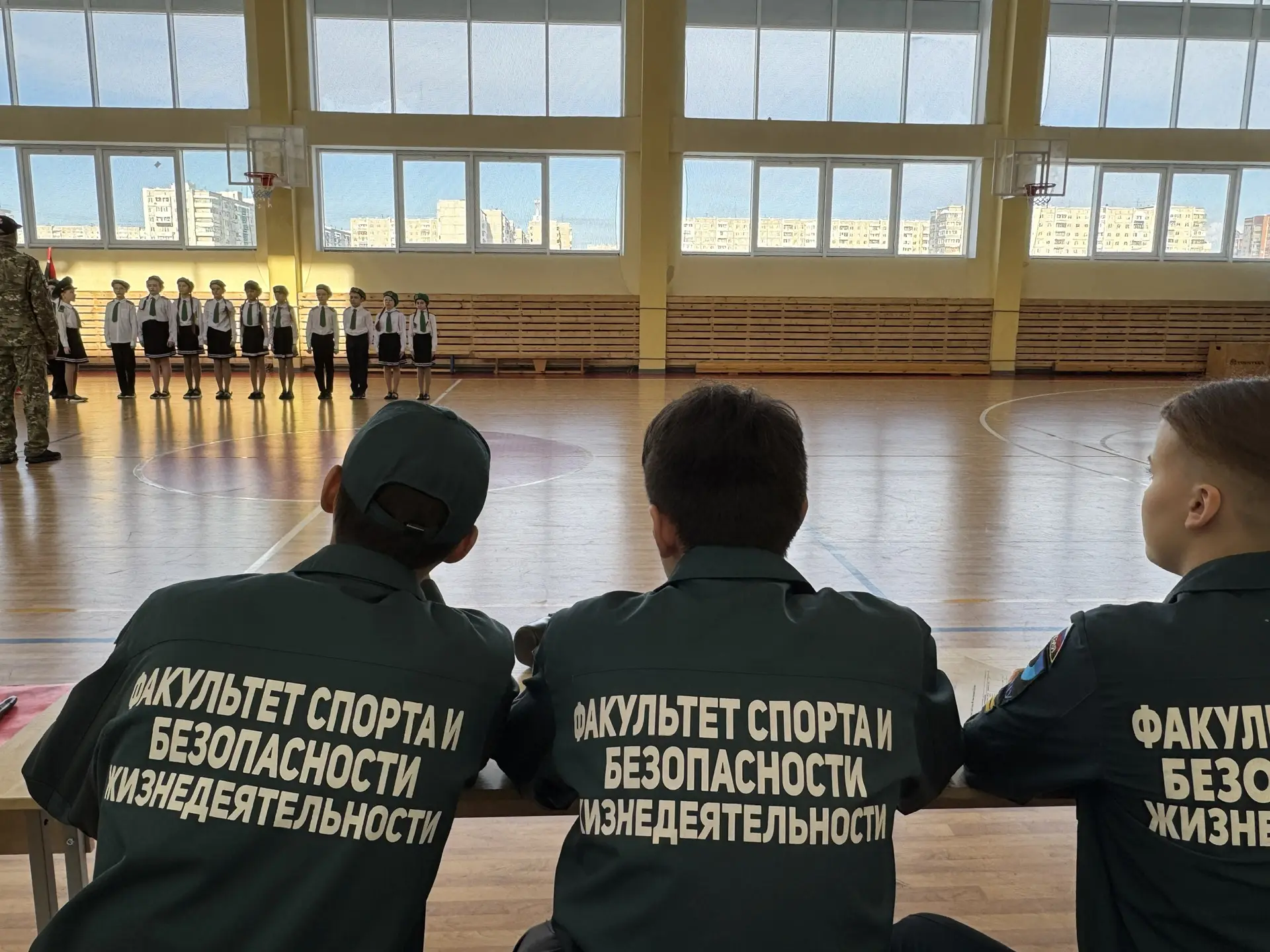 Шаг вперёд: как прошёл смотр строя у третьих классов!  В большом спортивном зале нашей школы было ос