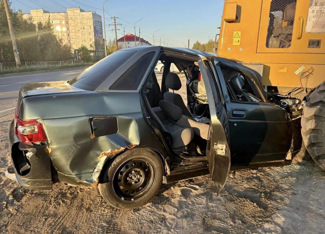 Зумер без прав на "десятке" влетел в трактор и покалечил друзей в ХМАО