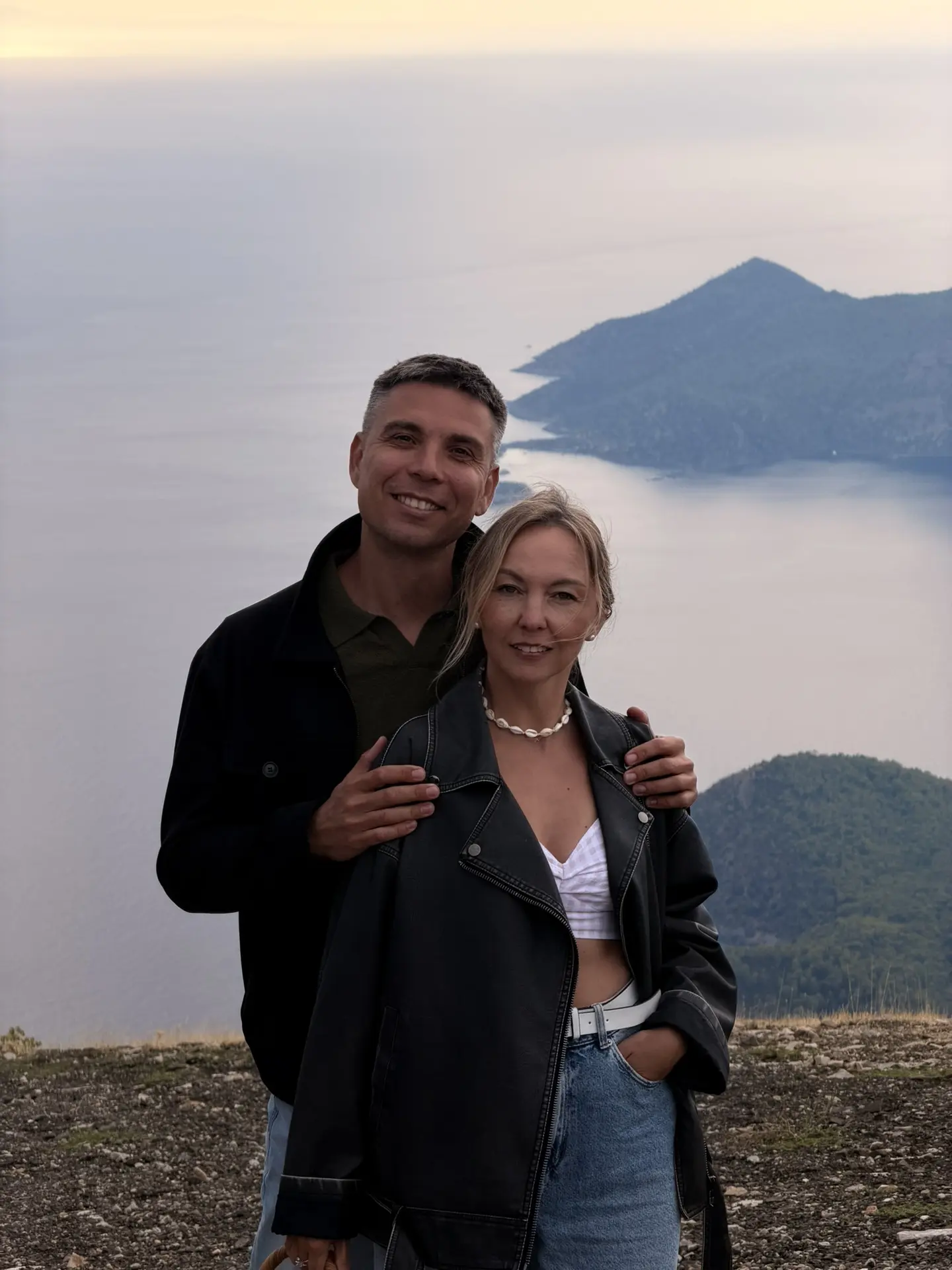 К нам притягиваются хорошие люди. На горе подошла девушка и только посмотрите какие фот...