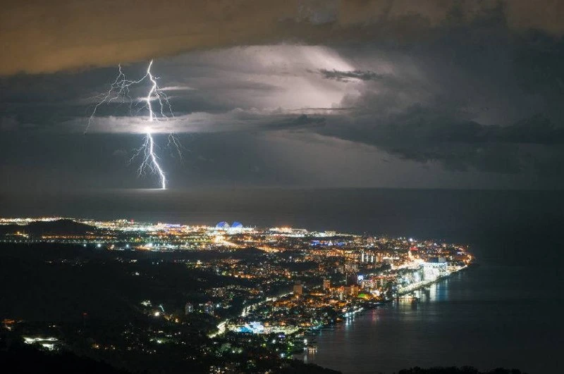 ⛈️ Гроза ожидается в Сириусе уже в ближайшие два часа.