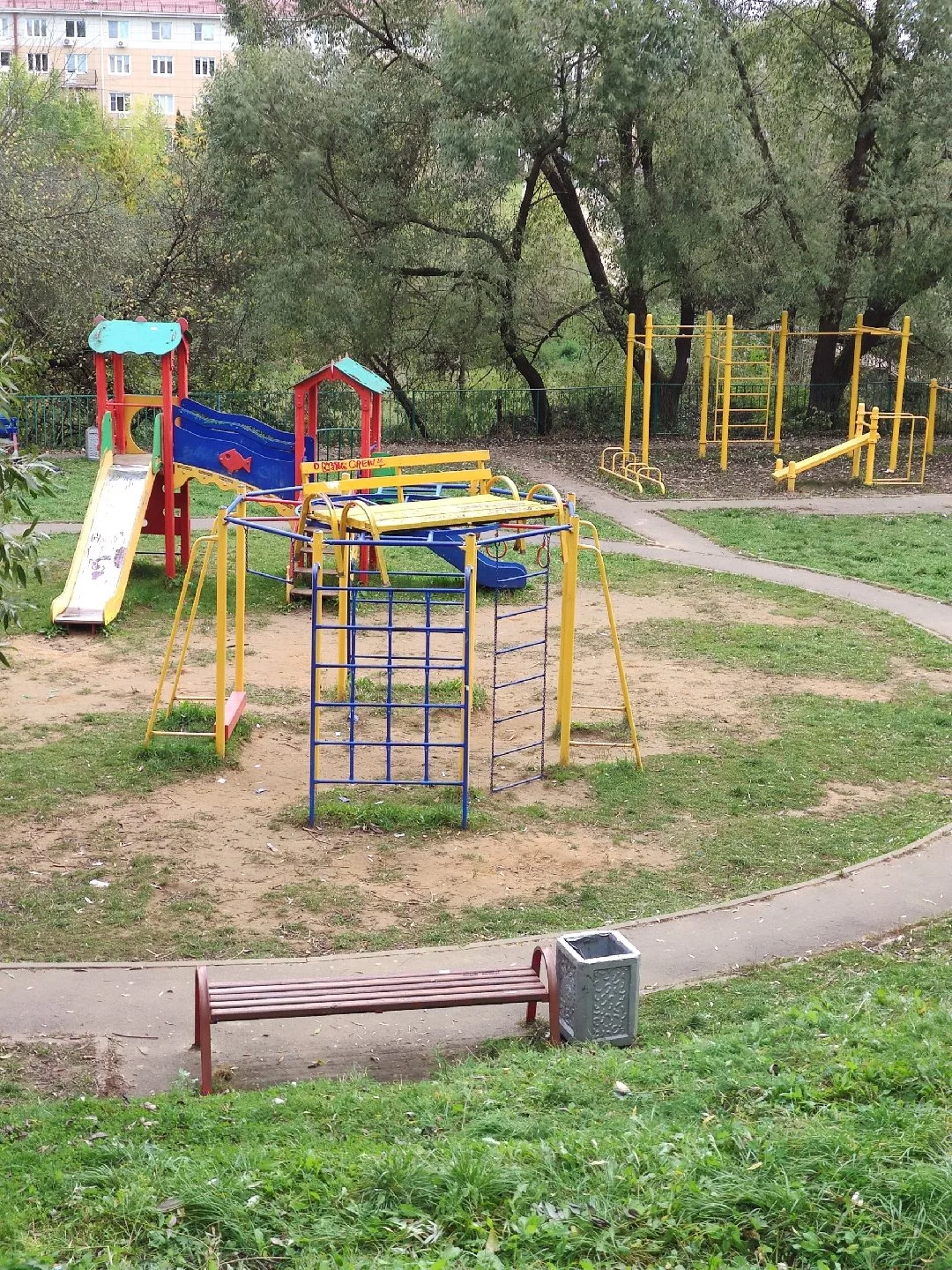 Возле Восточного микрорайона установили новые скамейки.