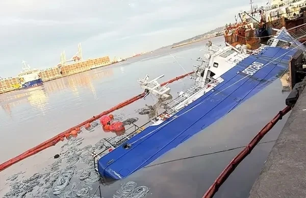🇺🇾⚓⛴ Порт Монтевидео: 🇷🇺Российское судно частично затонуло